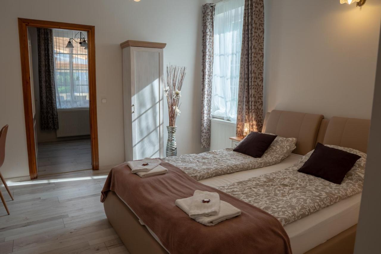 Bed and Breakfast F57 - Franko Csaladi Panzio Balatonlelle Exterior foto