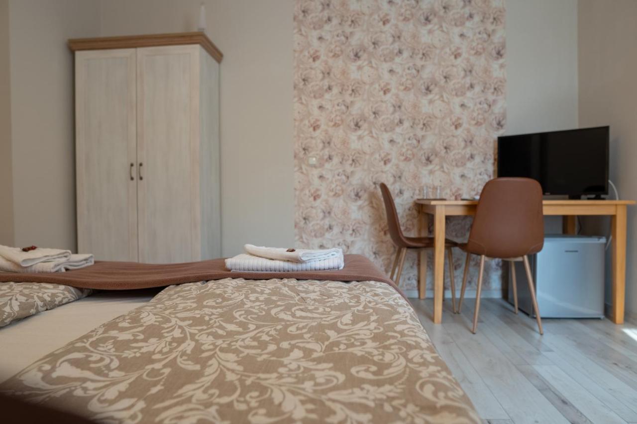 Bed and Breakfast F57 - Franko Csaladi Panzio Balatonlelle Exterior foto