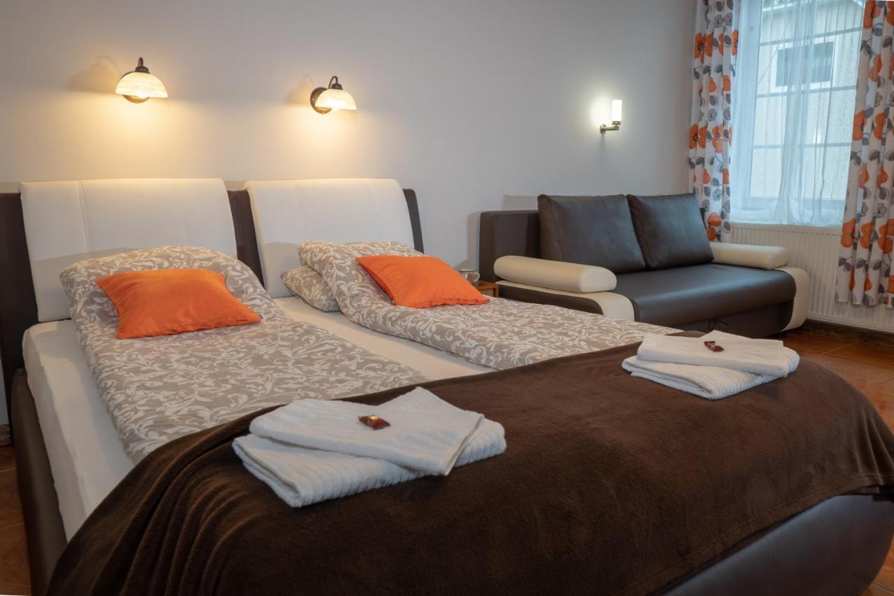 Bed and Breakfast F57 - Franko Csaladi Panzio Balatonlelle Exterior foto