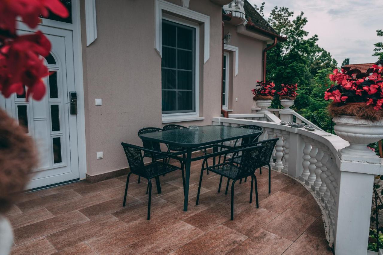 Bed and Breakfast F57 - Franko Csaladi Panzio Balatonlelle Exterior foto