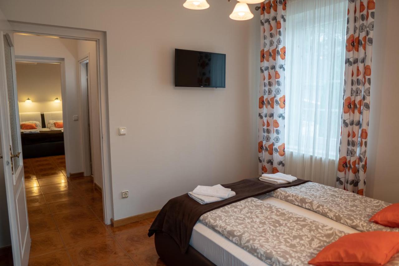 Bed and Breakfast F57 - Franko Csaladi Panzio Balatonlelle Exterior foto