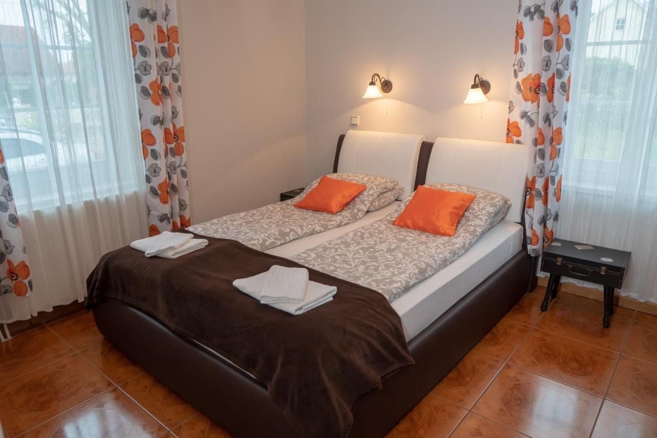 Bed and Breakfast F57 - Franko Csaladi Panzio Balatonlelle Exterior foto