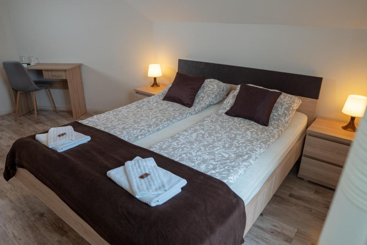 Bed and Breakfast F57 - Franko Csaladi Panzio Balatonlelle Exterior foto