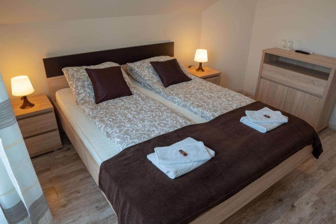 Bed and Breakfast F57 - Franko Csaladi Panzio Balatonlelle Exterior foto