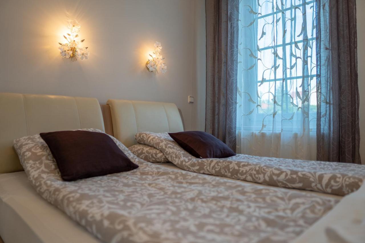 Bed and Breakfast F57 - Franko Csaladi Panzio Balatonlelle Exterior foto