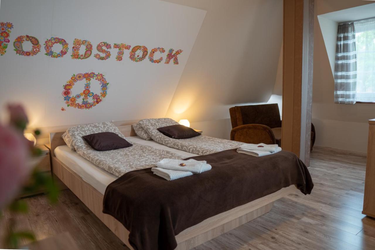 Bed and Breakfast F57 - Franko Csaladi Panzio Balatonlelle Exterior foto